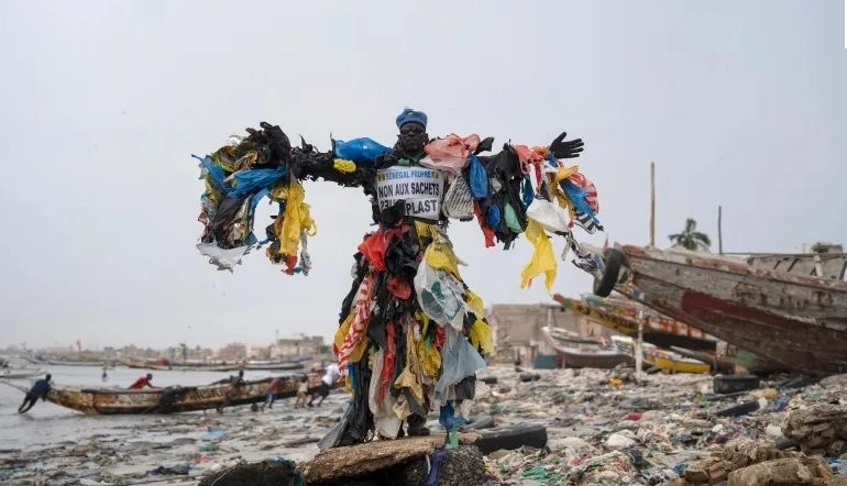 Afrika Plastic Man - één persoon kan de afvalberg veranderen